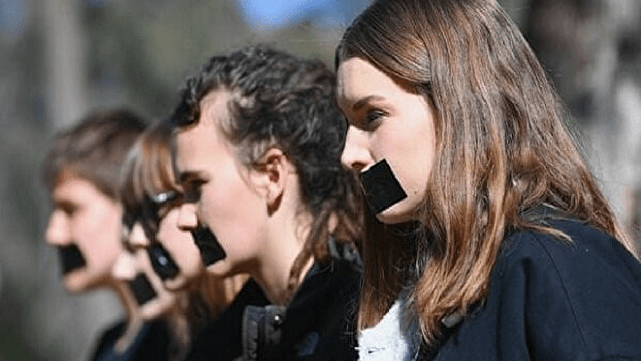 این لبخندهای آماریِ زنان، دروغ میگویند این لبخندهای آماریِ زنان، دروغ میگویند